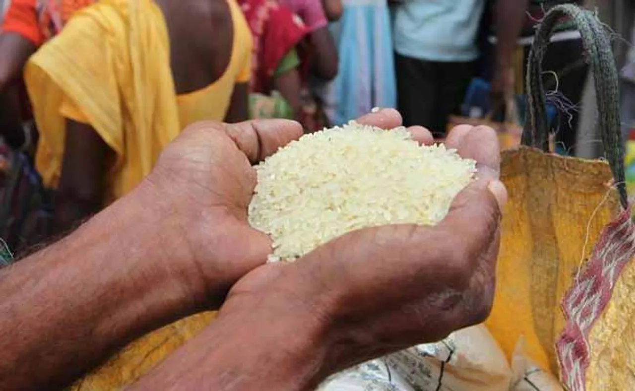 ୭୦% କଳାହାଣ୍ଡିବାସୀଙ୍କ ଭାତହାଣ୍ଡିରେ ପଡ଼େ ସରକାରୀ ଚାଉଳ!