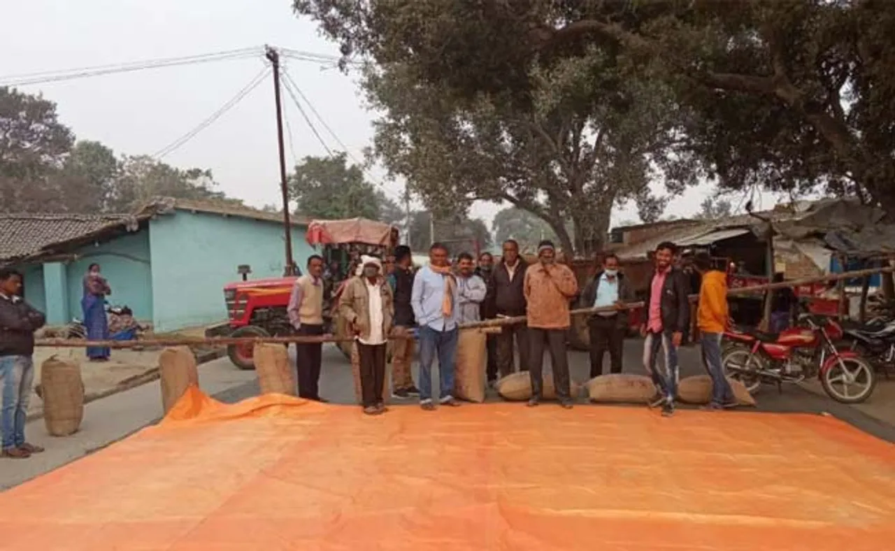 ରାସ୍ତା ଉପରେ ରଖିଲେ ଧାନ ବସ୍ତା