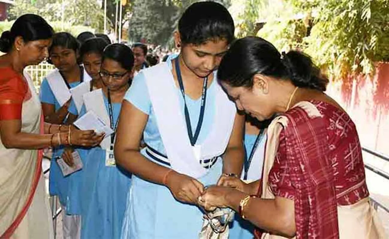 ଏଥର ନିଜ ସ୍କୁଲ୍‌ରେ ମ୍ୟାଟ୍ରିକ୍ ପରୀକ୍ଷା ଦେବେ ଛାତ୍ରଛାତ୍ରୀ, କିନ୍ତୁ କମିଲା ସମୟ