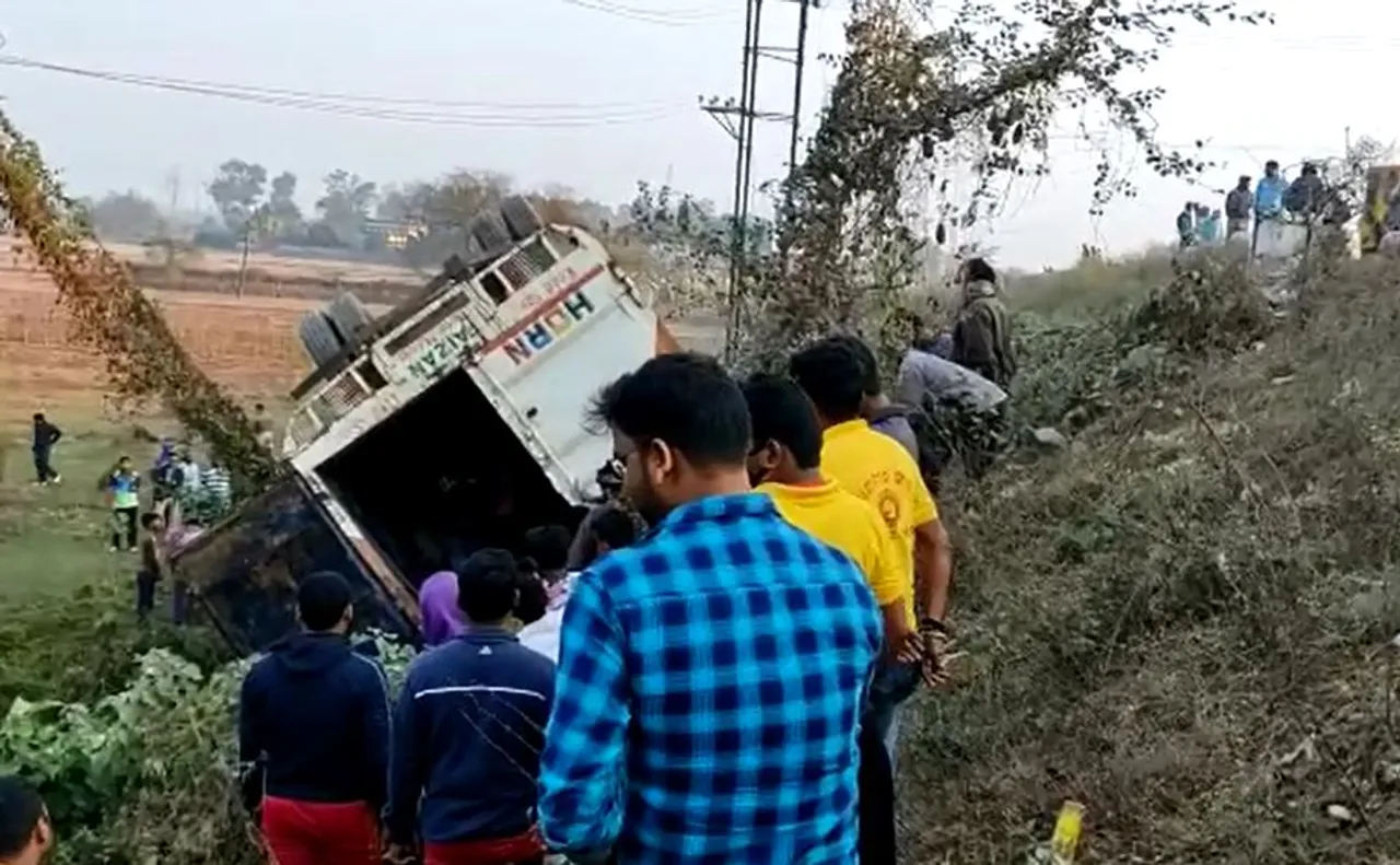 ବୋଲେରୋକୁ ପିଟିଲା କଣ୍ଟେନର; ୩୦ ଗୋରୁ ସମେତ ଆଖି ବୁଜିଲେ ୩ ଶ୍ରମିକ