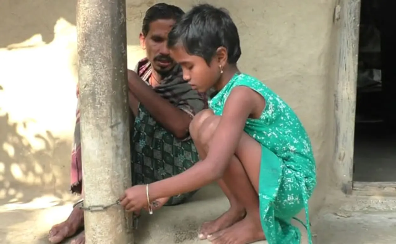 ବାପା ଗୋଡ଼ରେ ବେଡ଼ି ବାନ୍ଧୁଛି କୁନି ଝିଅ