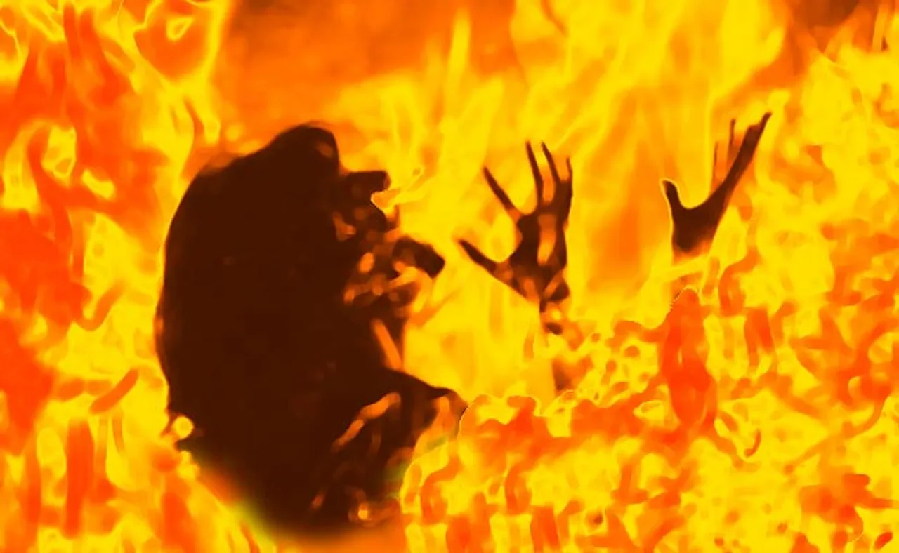 ମୋବାଇଲରେ କଥା ହେବାରୁ ସ୍ତ୍ରୀକୁ ଜିଅନ୍ତା ପୋଡ଼ିଦେଲା ସ୍ୱାମୀ!