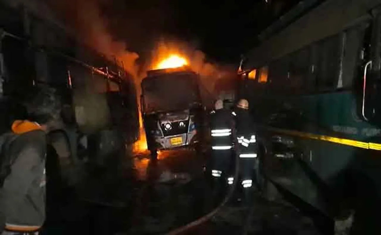 ଜଳିଗଲା ୪ ବସ୍‌, ଗୋଟିଏ କାର୍‌