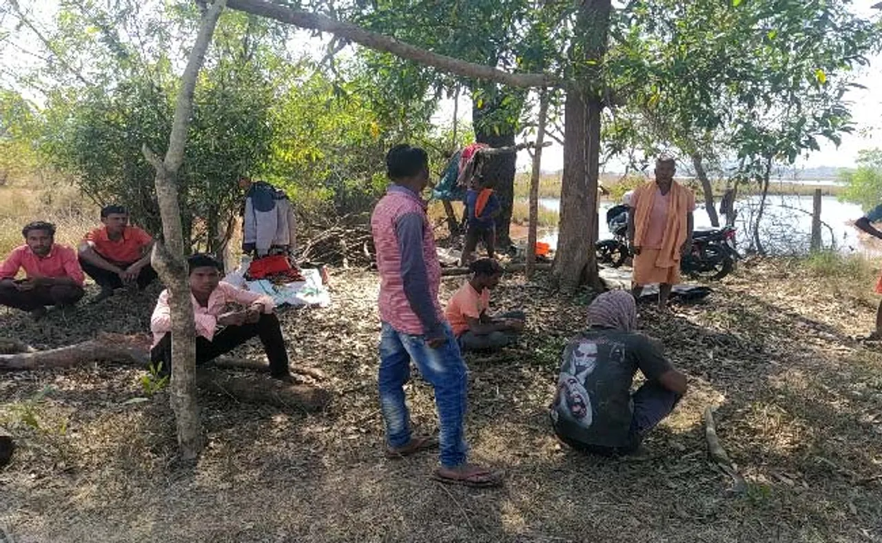 ଭୟରେ ଗାଁ ଛାଡ଼ିଦେଲେ ୮୫ ପରିବାର