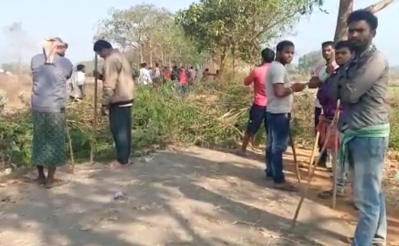 ଗଛ କାଟି ରାସ୍ତା ଉପରେ ବସିଲେ ଗ୍ରାମବାସୀ