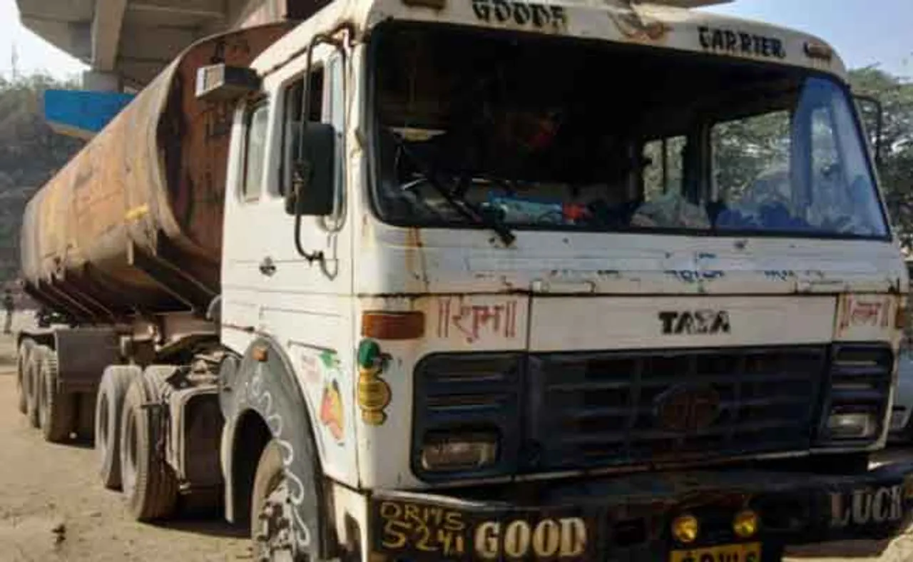 ବାଇକ୍‌ରେ ଯାଉଥିଲେ ଯୁବକଯୁବତୀ, ପିଟିଦେଲା ଟ୍ରକ୍‌