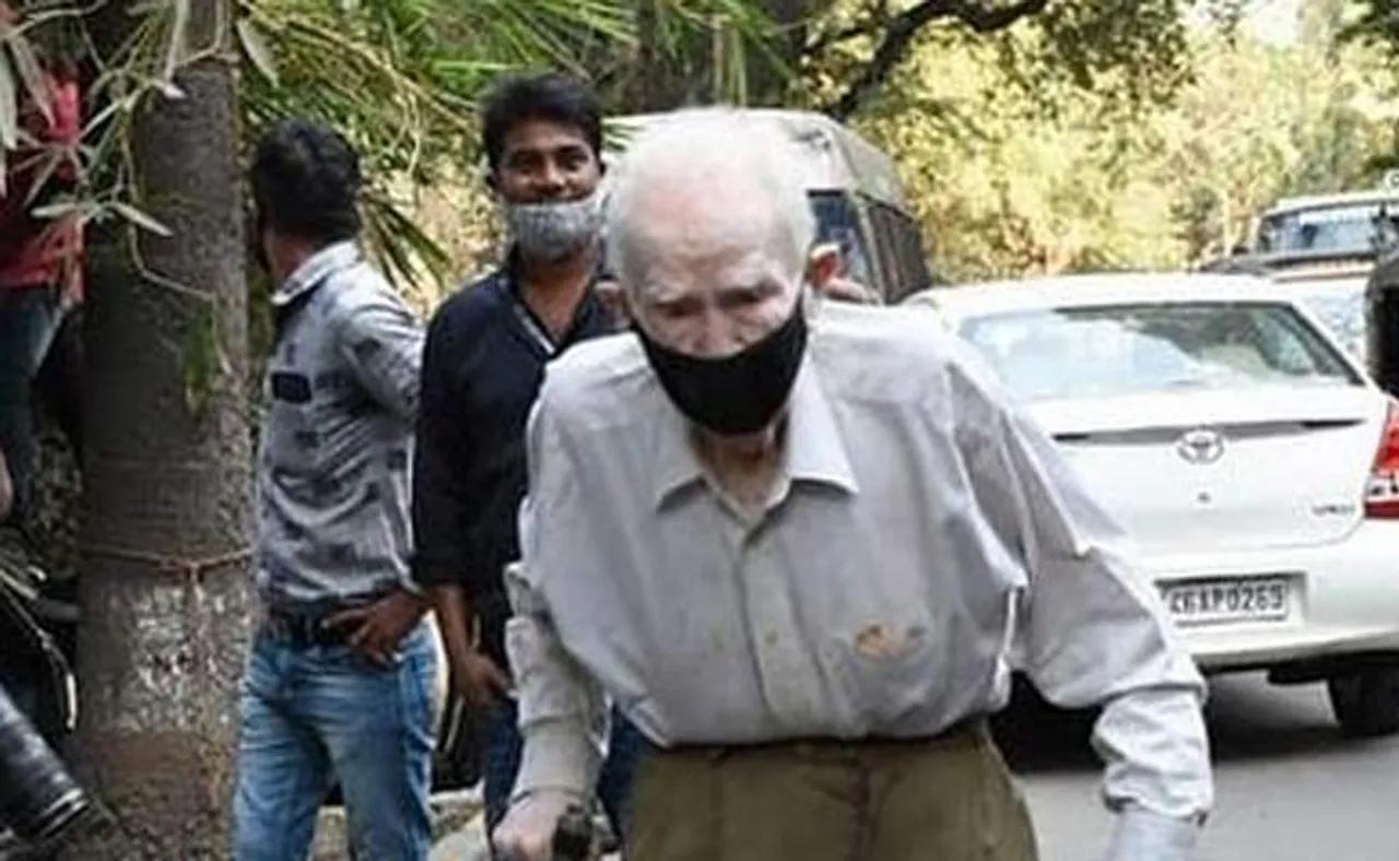 ହାତରେ ବାଡ଼ି ଧରି ରାଜୀବ କପୁରଙ୍କୁ ଶ୍ରଦ୍ଧାଞ୍ଜଳି ଦେଲେ ୯୪ ବର୍ଷୀୟ ବୃଦ୍ଧ