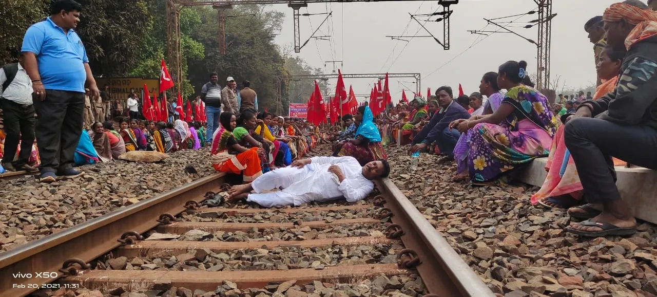 ରେଳ ଲାଇନ୍‌ରେ ଶୋଇଲେ ବିଧାୟକ