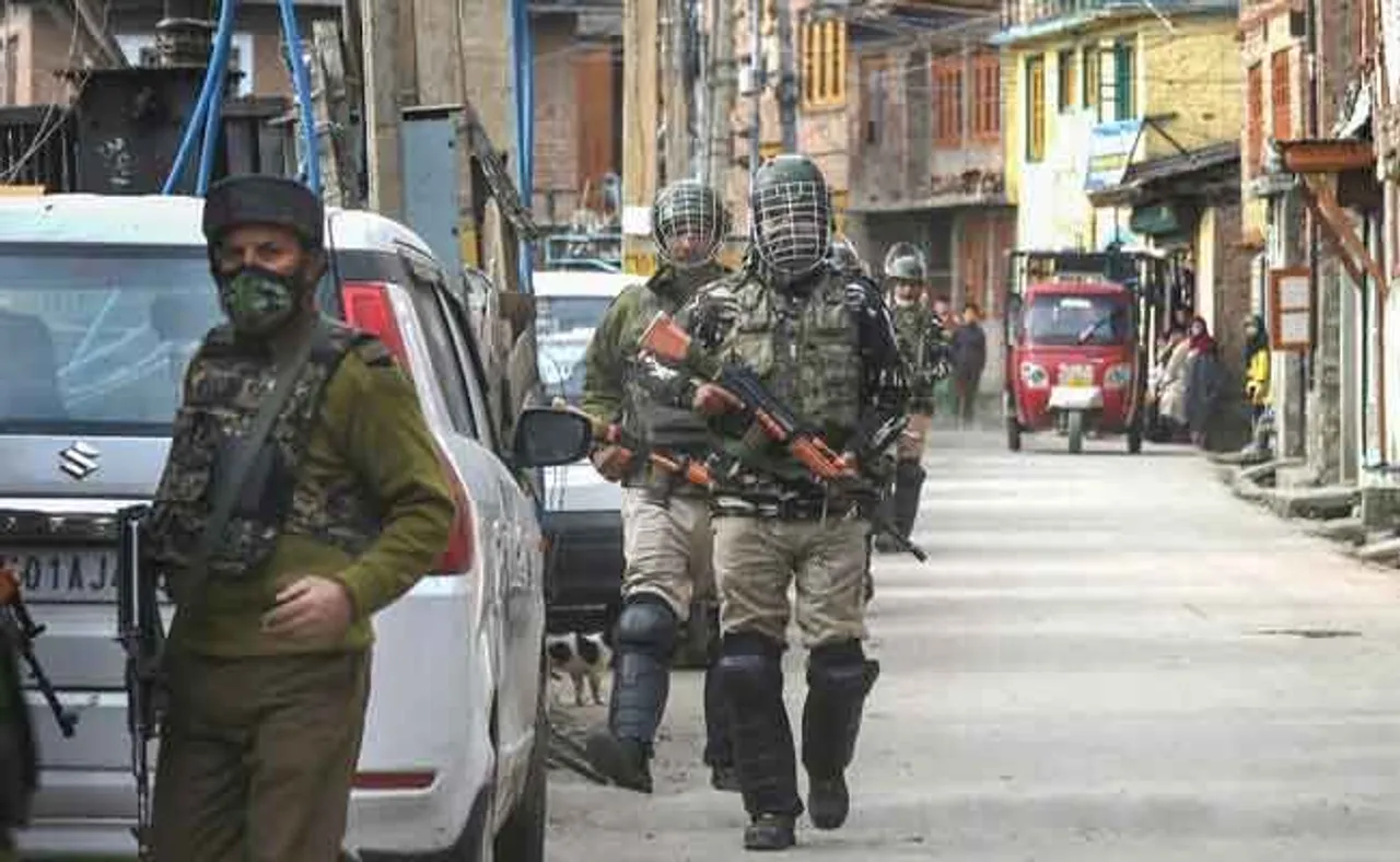 ସିଆରପିଏଫ ଗାଡ଼ି ଉପରେ ଆତଙ୍କବାଦୀ ଆକ୍ରମଣ