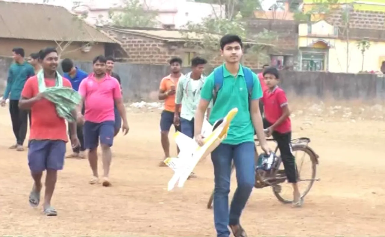 ବି-ଟେକ୍ ଛାତ୍ରଙ୍କ ଚମତ୍କାର ଉଦ୍ଭାବନ: ଉଡ଼ାଉଛନ୍ତି ଫାଇଟର ଜେଟ  