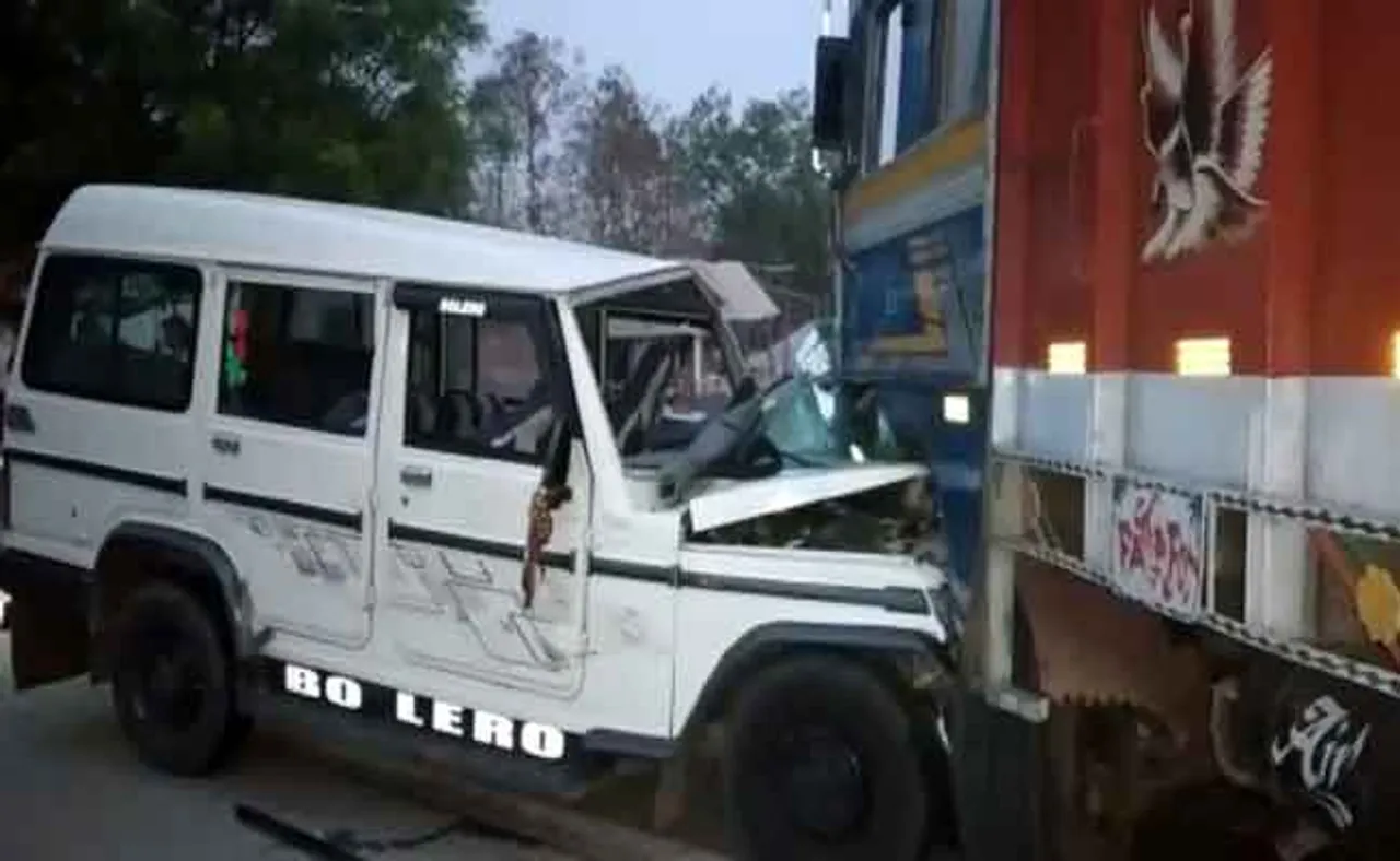 ବରଯାତ୍ରୀ ପାର୍ଟିଙ୍କୁ ନେଇ ଫେରୁଥିଲା ବୋଲେରୋ, ପିଟିଦେଲା ଟ୍ରକ୍‌