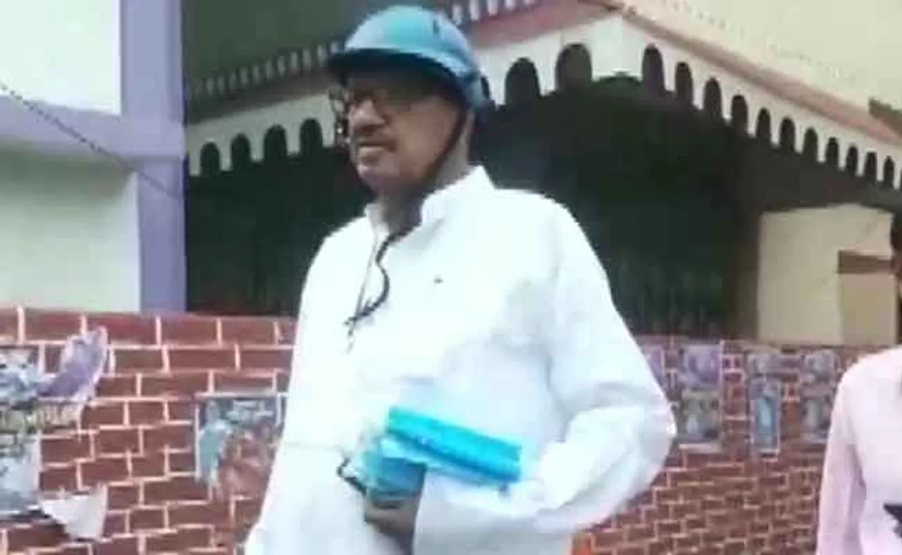 ହେଲମେଟ୍ ପିନ୍ଧି ମତଦାନ କେନ୍ଦ୍ର ବୁଲିଲେ ଟିଏମସିର ବିଧାୟକ ପ୍ରାର୍ଥୀ