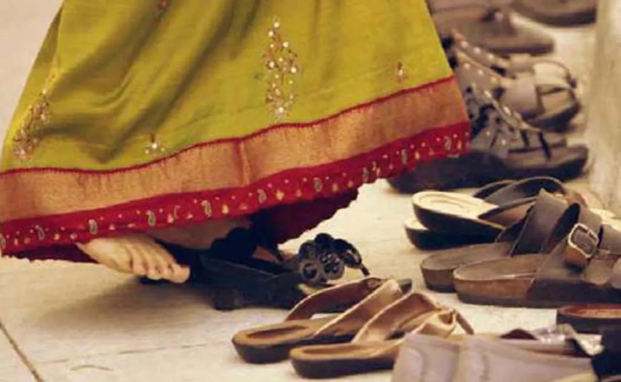 ସାବଧାନ…ଭୁଲ୍‌ରେ ବି ଏହି ୫ଟି ସ୍ଥାନକୁ ଜୋତା ପିନ୍ଧି ଯା'ନ୍ତୁ ନାହିଁ