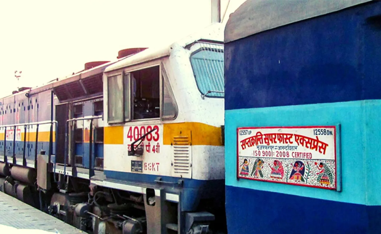 ଅଧାରାସ୍ତାରେ ଦୁଇ ଖଣ୍ଡ ହୋଇଗଲା ଏକ୍ସପ୍ରେସ୍‌ ଟ୍ରେନ୍‌