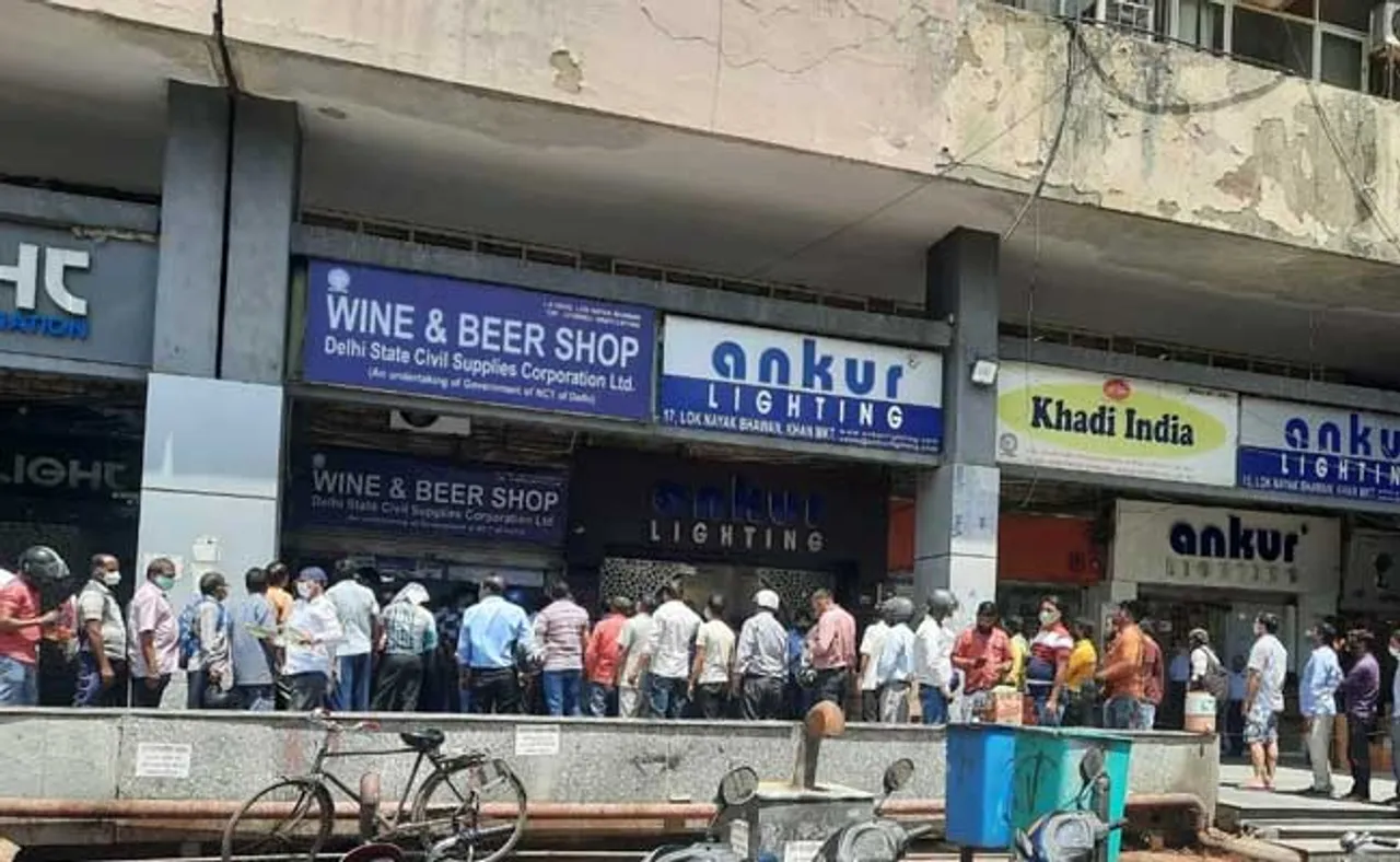 ଲକଡାଉନ କଥା ଶୁଣି ମଦ ଦୋକାନରେ ଲାଗିଲା ଅସମ୍ଭାଳ ଭିଡ଼