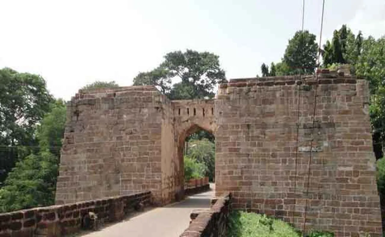 ଶିକ୍ଷିତ ଭଦ୍ରଲୋକଙ୍କ ହାତରେ ଐତିହ୍ୟ ଓ ଗଣତନ୍ତ୍ର