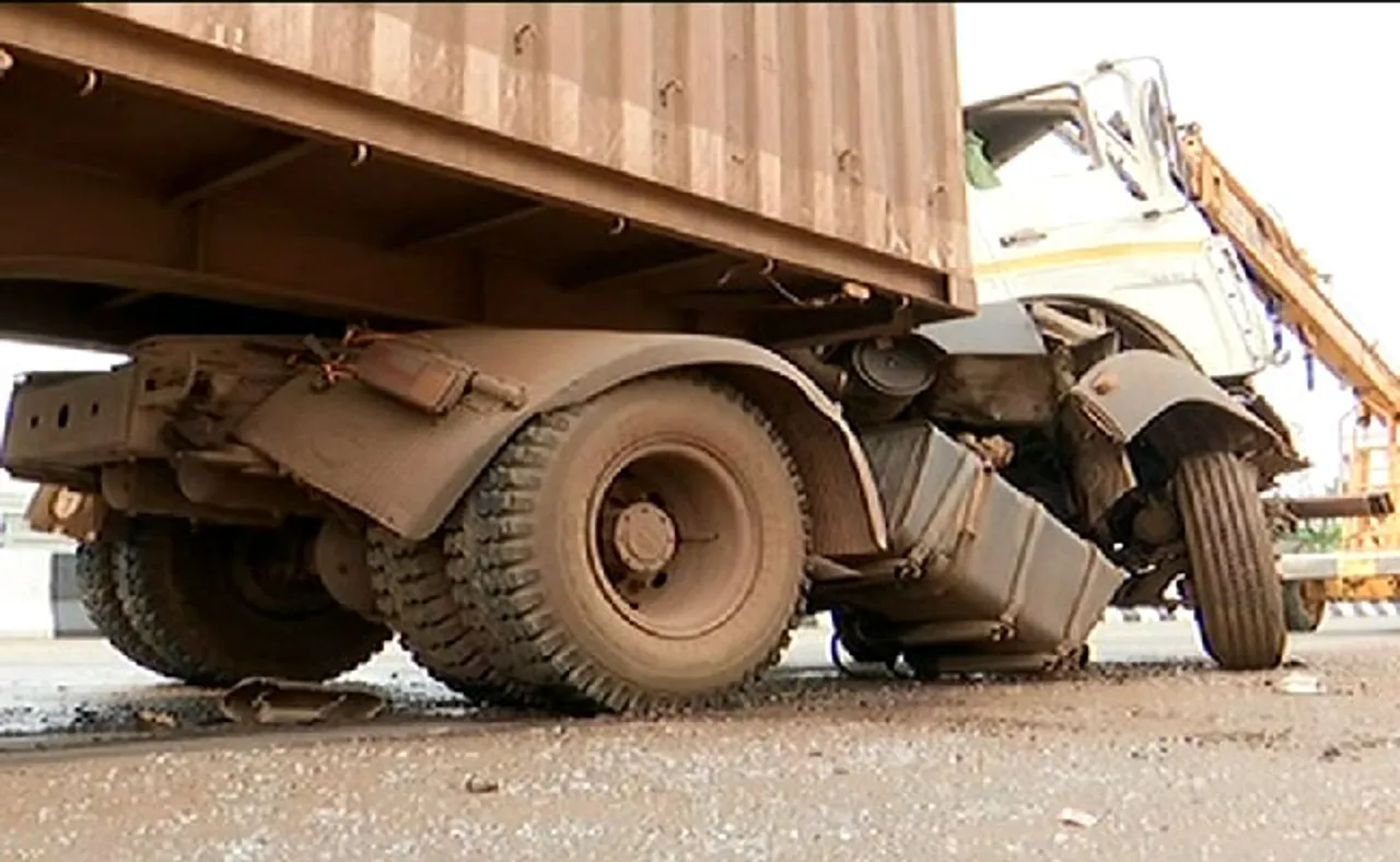 ରାଜଧାନୀରେ ଟ୍ରକ୍‌କୁ ପିଟିଲା ଟ୍ରକ୍‌