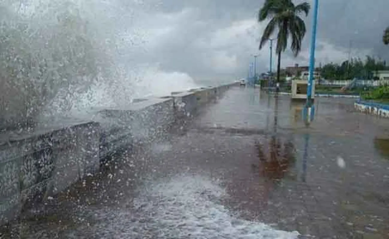 ମାଡ଼ି ଆସୁଛି ବାତ୍ୟା ୟାସ, ପାରାଦୀପ ଠାରୁ ଆଉ ୨୨୦ କିମି ଦୂରରେ