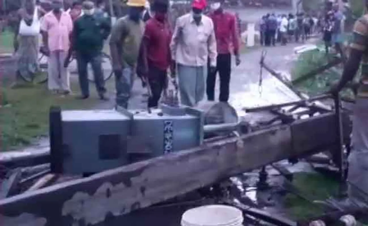 ବାତ୍ୟା ଆସିବା ପୂର୍ବରୁ ଭାଙ୍ଗିଲା ଘର, ଉପୁଡ଼ିଲା ବିଜୁଳି ଖୁଣ୍ଟ