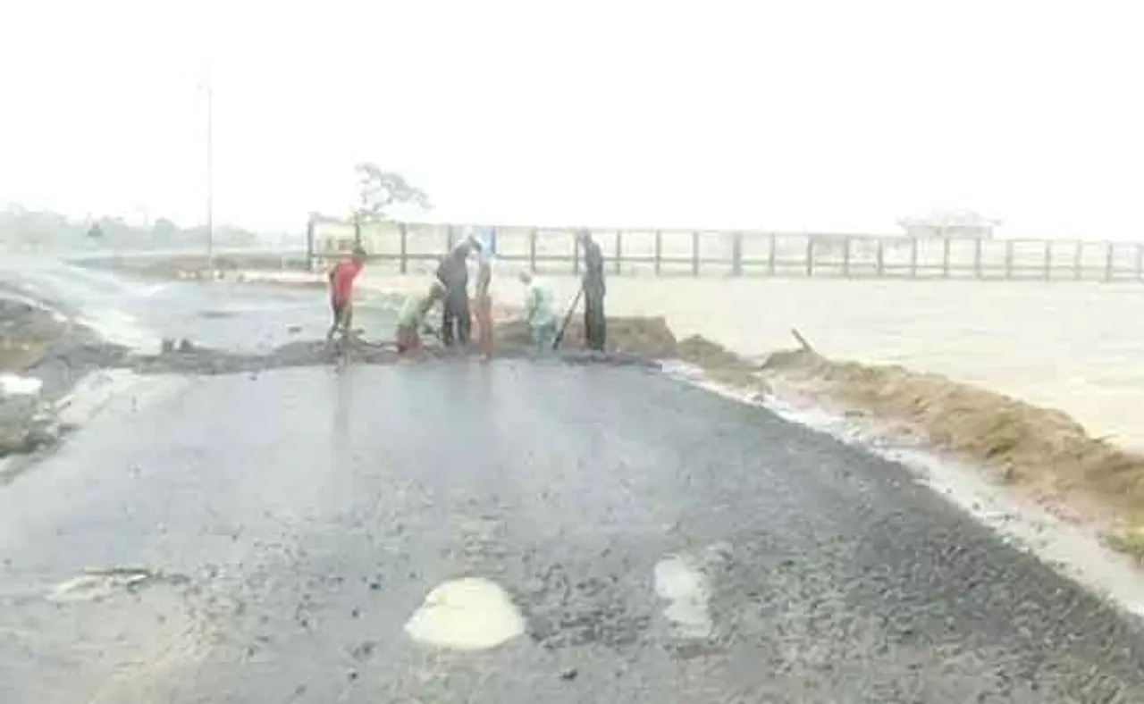 ଭଦ୍ରକ-ବାସୁଦେବପୁର ରାସ୍ତାକୁ ଖୋଳିଦେଲେ ଗାଁ ଲୋକ