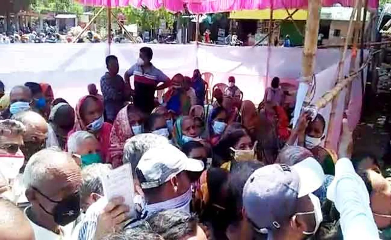 ଟିକା କେନ୍ଦ୍ରରେ ସାମାଜିକ ଦୂରତାକୁ ଫୁ’