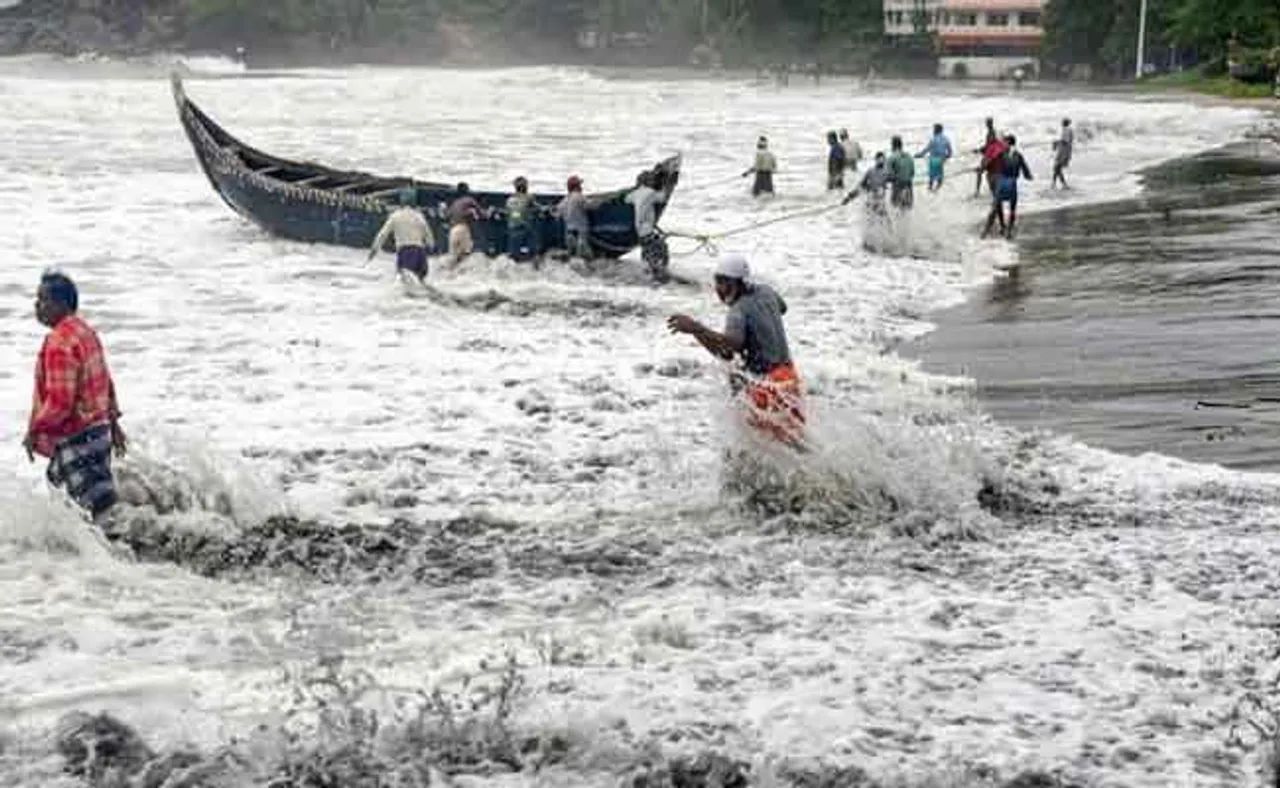 ସମ୍ଭାବ୍ୟ ବାତ୍ୟାର ସମୀକ୍ଷା କଲେ ମୁଖ୍ୟମନ୍ତ୍ରୀ, ଆସନ୍ତାକାଲି ଜିଲ୍ଲାକୁ ପଠାଯିବେ ୩ ହଜାର ପ୍ରଶିକ୍ଷିତ କର୍ମୀ