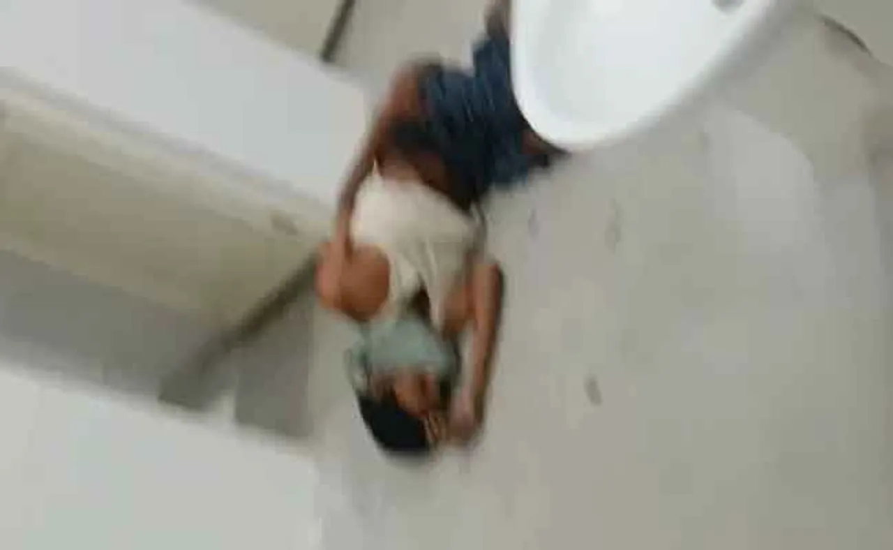 କୋଭିଡ୍‌ ହସ୍‌ପିଟାଲ୍‌ର କଦର୍ଯ୍ୟ ଦୃଶ୍ୟ, ଏଣେତେଣେ ପଡ଼ିଛନ୍ତି ରୋଗୀ