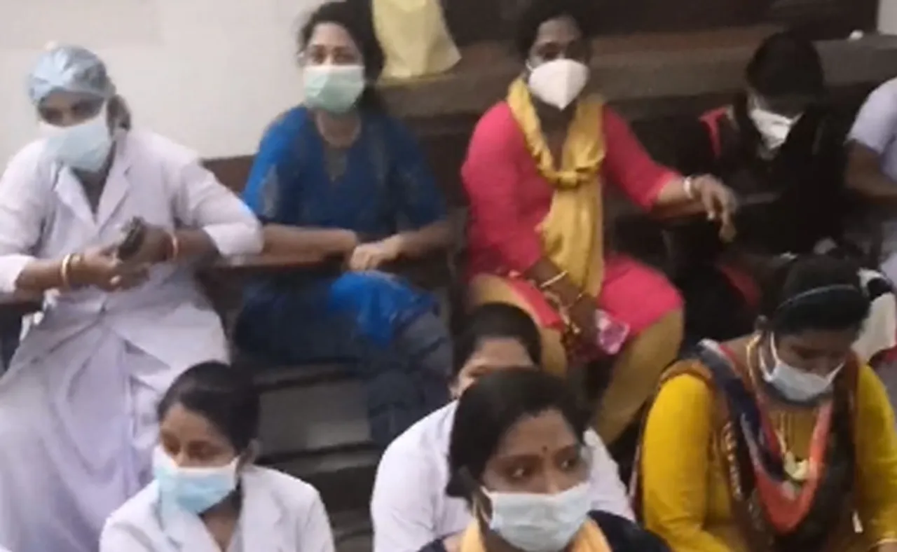 ତିନିମାସ ହେଲା ମିଳିନି ଦରମା! ହସ୍ପିଟାଲ ମ୍ୟାନେଜରଙ୍କୁ ଘେରିଲେ ନର୍ସ