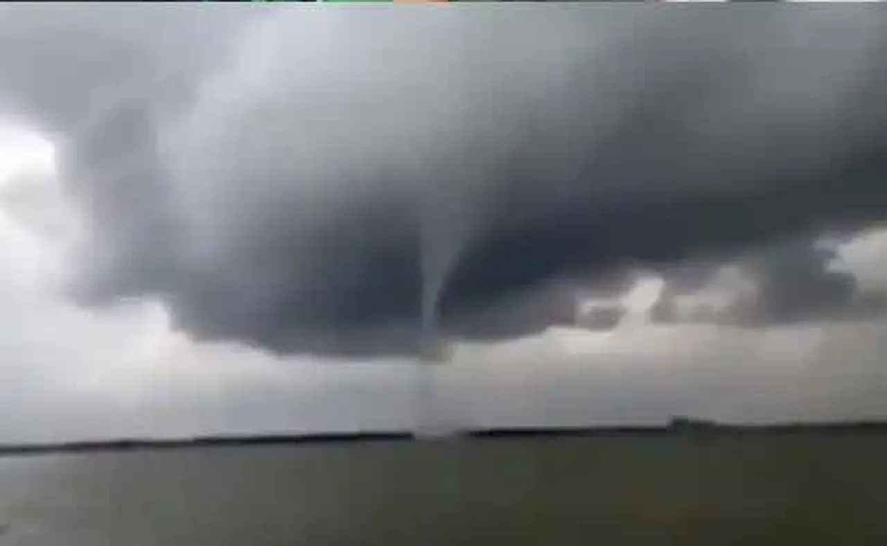 ବାତ୍ୟା ପୂର୍ବରୁ ଆସିଲା ଟର୍ଣ୍ଣାଡୋ: ଭାଙ୍ଗିଲା ୮୦ ଘର, ପ୍ରାଣ ହରାଇଲେ ୨ ଜଣ