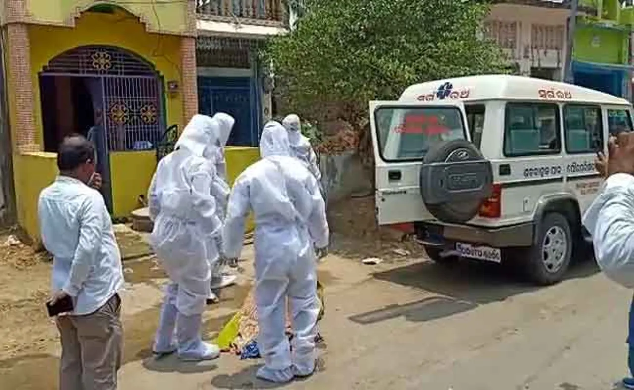 ମୁହଁ ମୋଡ଼ି ଦେଲେ ଆତ୍ମୀୟସ୍ୱଜନ, ମୃତକଙ୍କୁ କାନ୍ଧ ଦେଲେ ପ୍ରଶାସନିକ ଅଧିକାରୀ