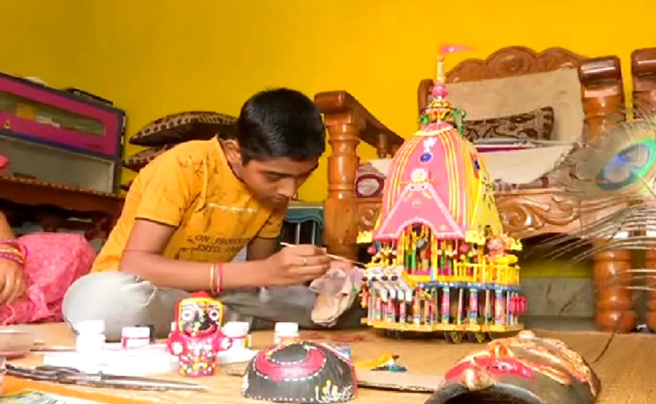 ଅଦରକାରୀ ଜିନିଷରେ ନନ୍ଦିଘୋଷ ରଥ ତିଆରି କରିଛନ୍ତି ପ୍ରୋନିତ