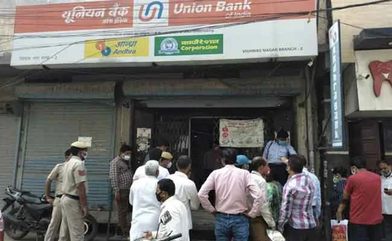 ବ୍ୟାଙ୍କ କାନ୍ଥରେ କଣା କରି ଲୁଟି ନେଲେ ୫୫ ଲକ୍ଷ