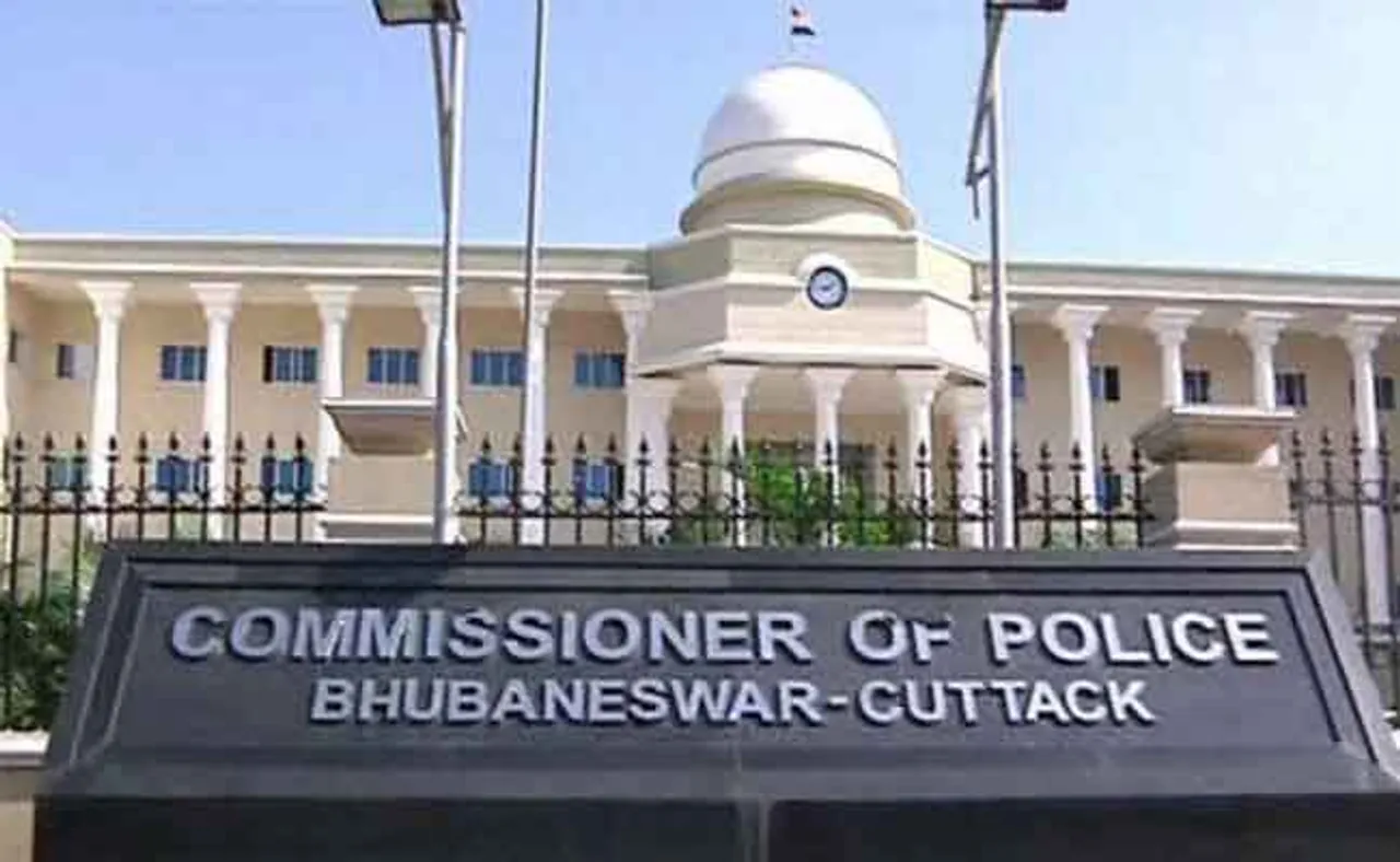 ରାତିରେ ମଦୁଆଙ୍କ ଉତ୍ପାତ: ଓଟିଭିର ସାମ୍ୱାଦିକଙ୍କୁ ଆକ୍ରମଣ, ଆଗୁଆ ଶୋଇ ପଡ଼ୁଛି କମିଶନରେଟ୍ ପୁୁଲିସ!