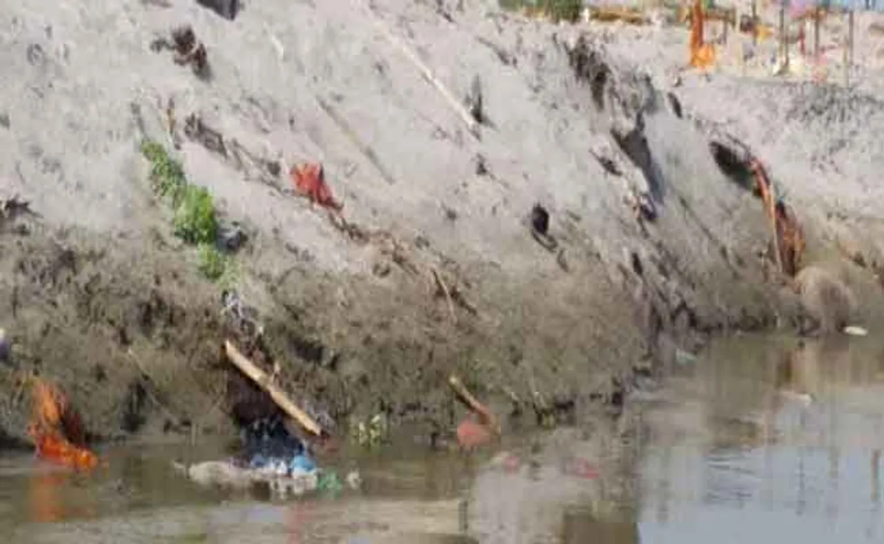 ବର୍ଷା ପରେ ଉଛୁଳିଲା ଗଙ୍ଗା ନଦୀ, ଭାସିଲା ମୃତଦେହ