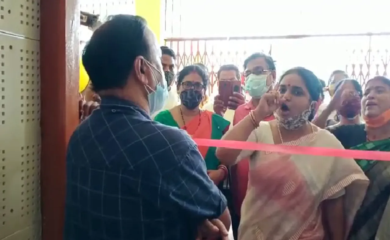 ଟିକାକରଣ କେନ୍ଦ୍ରରେ ପ୍ରଧାନମନ୍ତ୍ରୀଙ୍କ ଫଟୋ କାହିଁକି ନାହିଁ ?