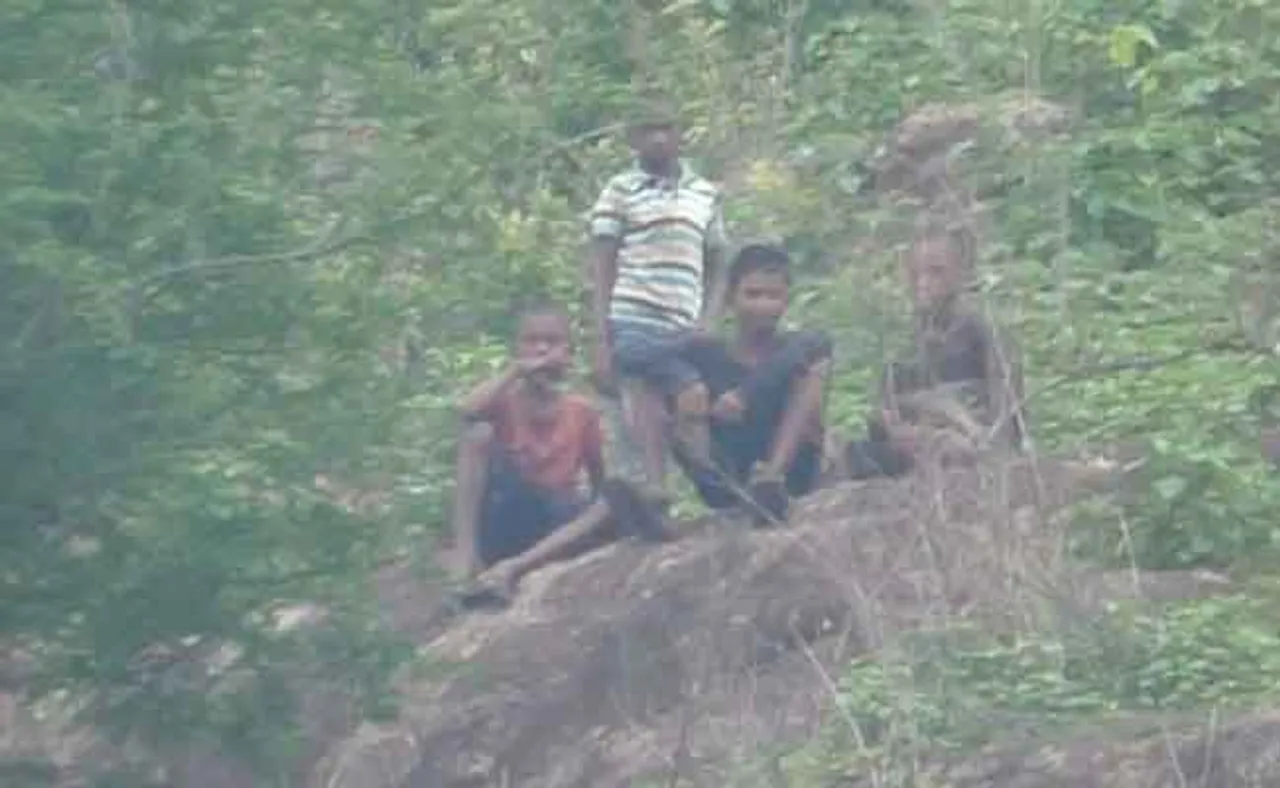 ସେରୋ ସର୍ଭେ ଟିମ୍‌କୁ ଦେଖି ଜଙ୍ଗଲକୁ ଧାଇଁଲେ ଗାଁ ଲୋକେ