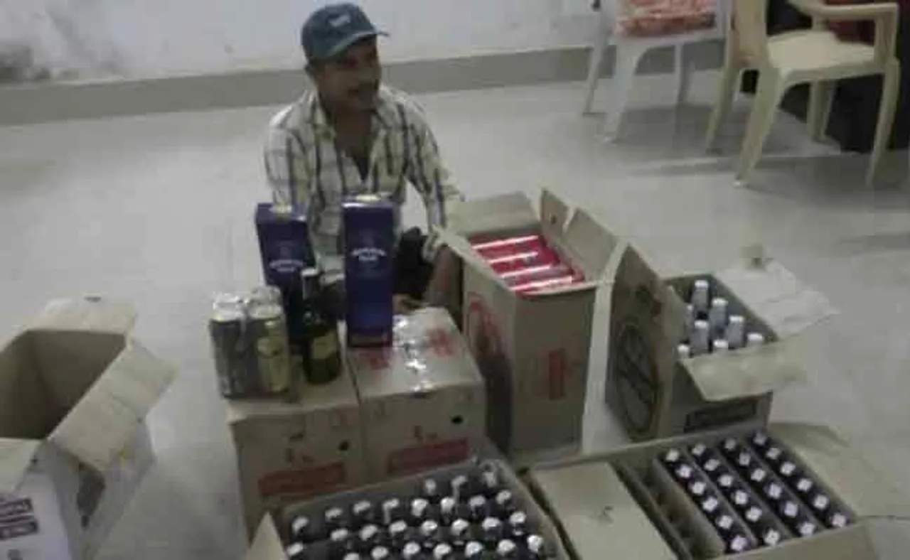 ପେଟ୍ରୋଲ ପମ୍ପରେ ଚାଲିଥିଲା ମଦବେପାର