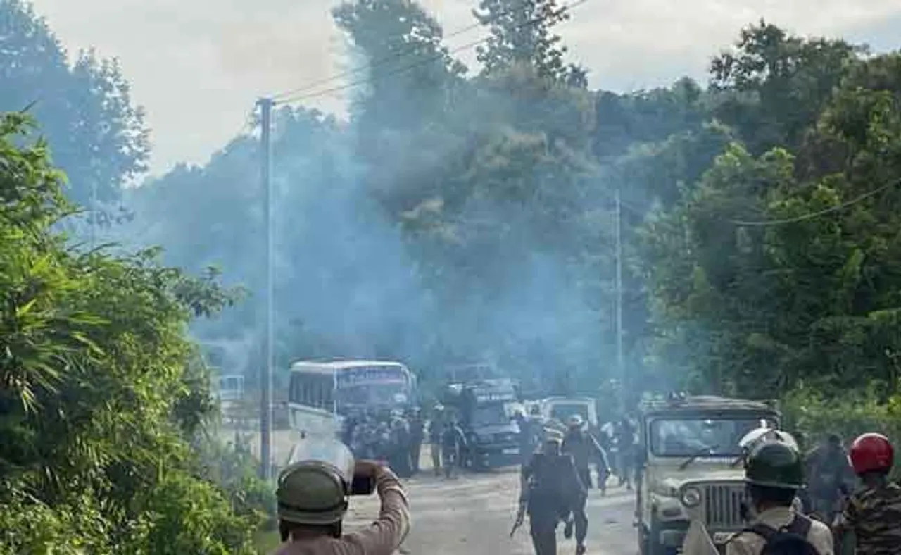 ଉଗ୍ର ରୂପ ନେଲା ସୀମା ବିବାଦ: ଗୁଳି ମାଡ଼ରେ ଚାଲିଗଲା ୬ ପୁଲିସ୍‌ଙ୍କ ଜୀବନ