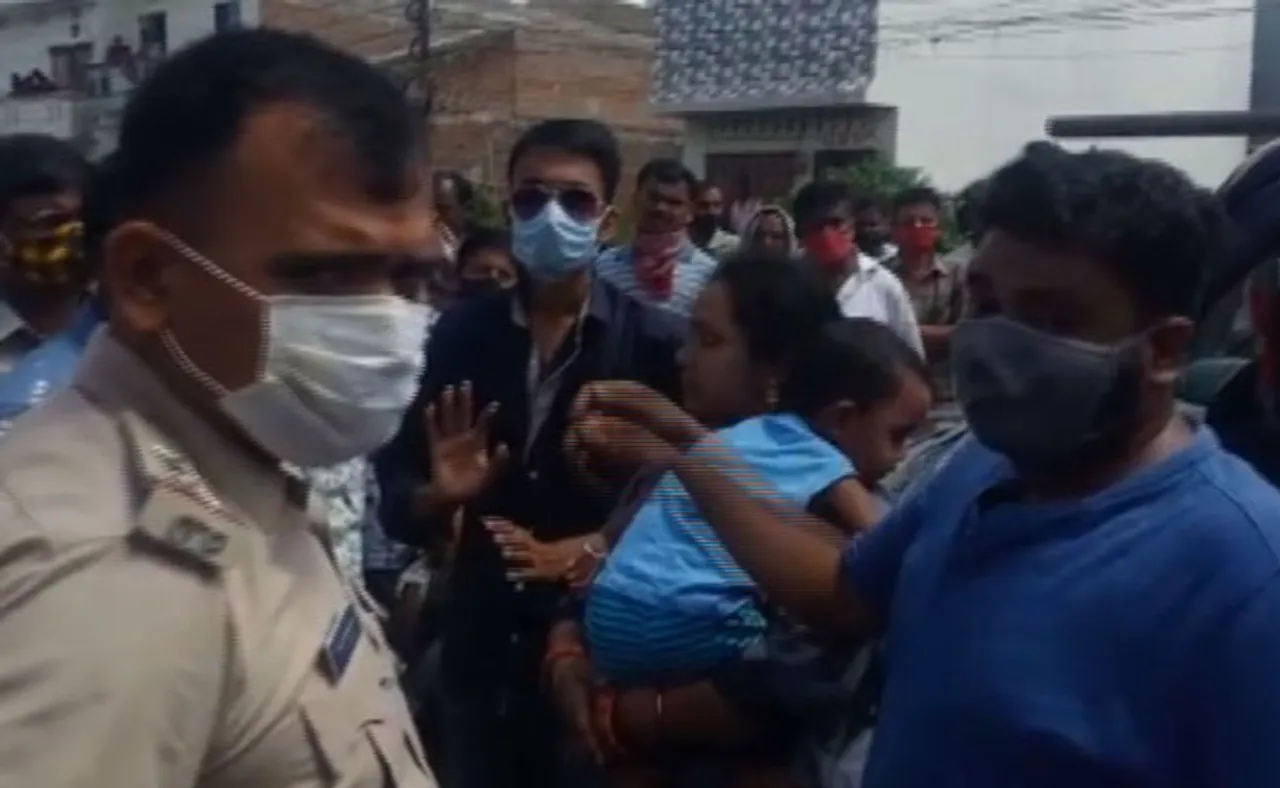 ‘ତୁମେ କ’ଣ ଦବଙ୍ଗଗିରି ଦେଖାଇ ଷ୍ଟାଇଲ ମାରି ଆସିବ’, ଏପରି ଗର୍ଜନ ଶୁଣି ପଛଘୁଞ୍ଚା ଦେଲେ ଅବକାରୀ କର୍ମଚାରୀ