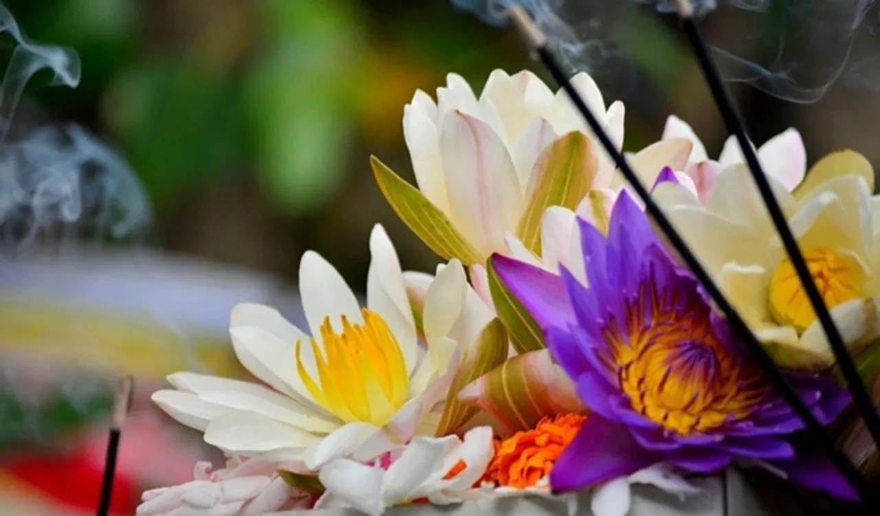 ଠାକୁର ଘରେ ଶୁଖିଲା ଫୁଲ ରଖୁଛନ୍ତି କି? ହୋଇଯା’ନ୍ତୁ ସାବଧାନ