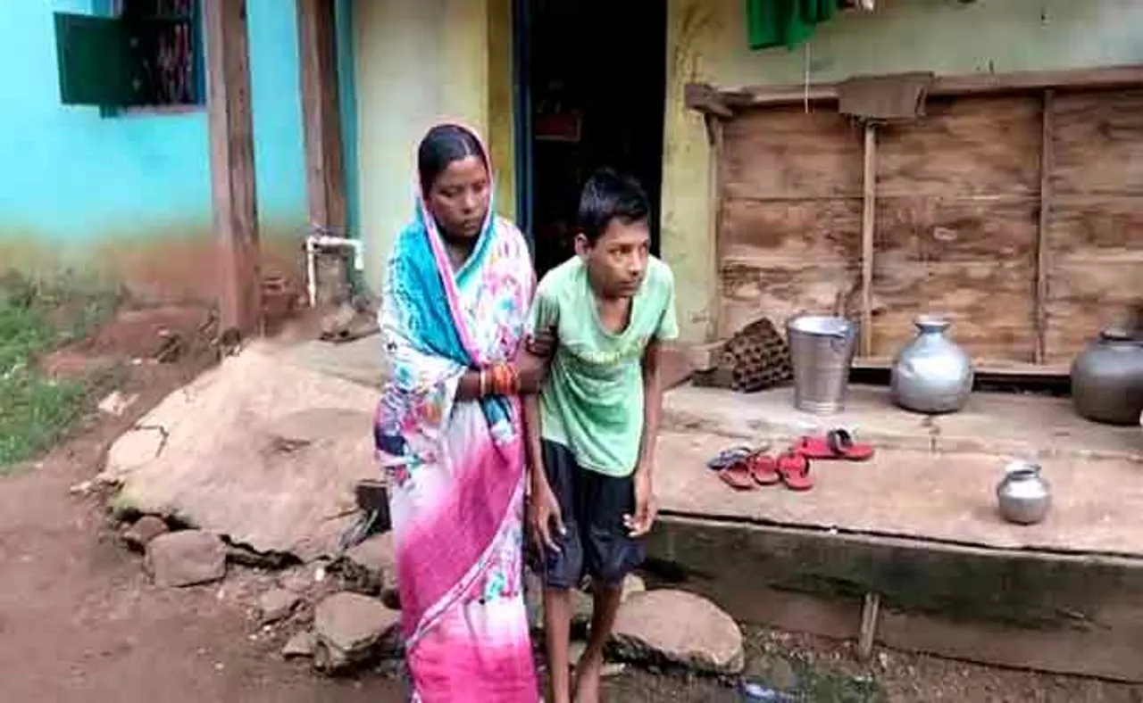 ପୁଅର ଚିକିତ୍ସା ପାଇଁ ପଣତକାନି ପତାଇ ଭିକ୍ଷା ମାଗୁଛି  ସାବତ ମା’