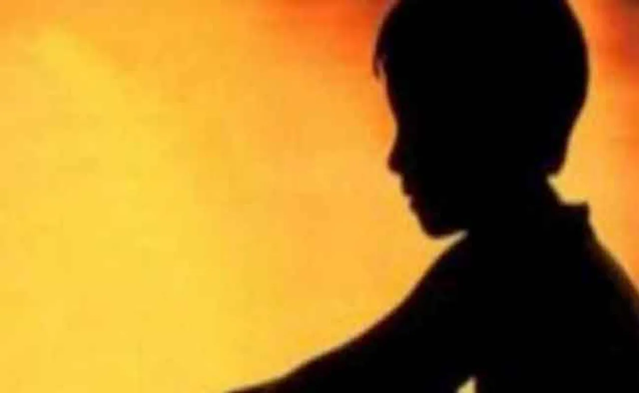 ଅନଲାଇନ୍‌ କ୍ଲାସ୍‌ କରିବାକୁ ପାହାଡ଼ ଚଢ଼ିଥିଲେ ନାବାଳକ, ହଠାତ୍‌ ଖସିଗଲା ଗୋଡ଼