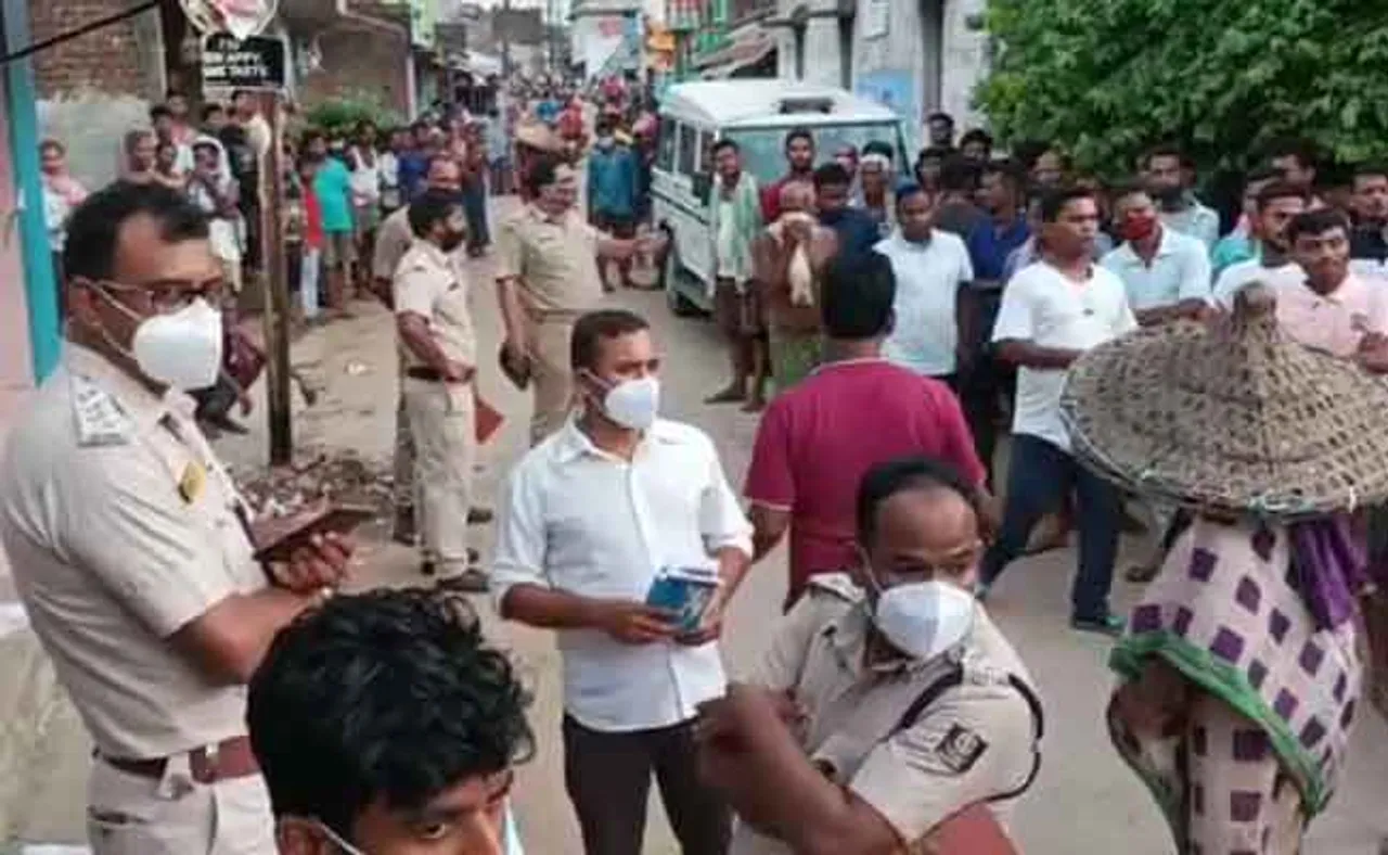 ଗାଁ ଦାଣ୍ଡରେ ଗୋଡ଼ାଇ ଗୋଡ଼ାଇ ହାଣିଲେ