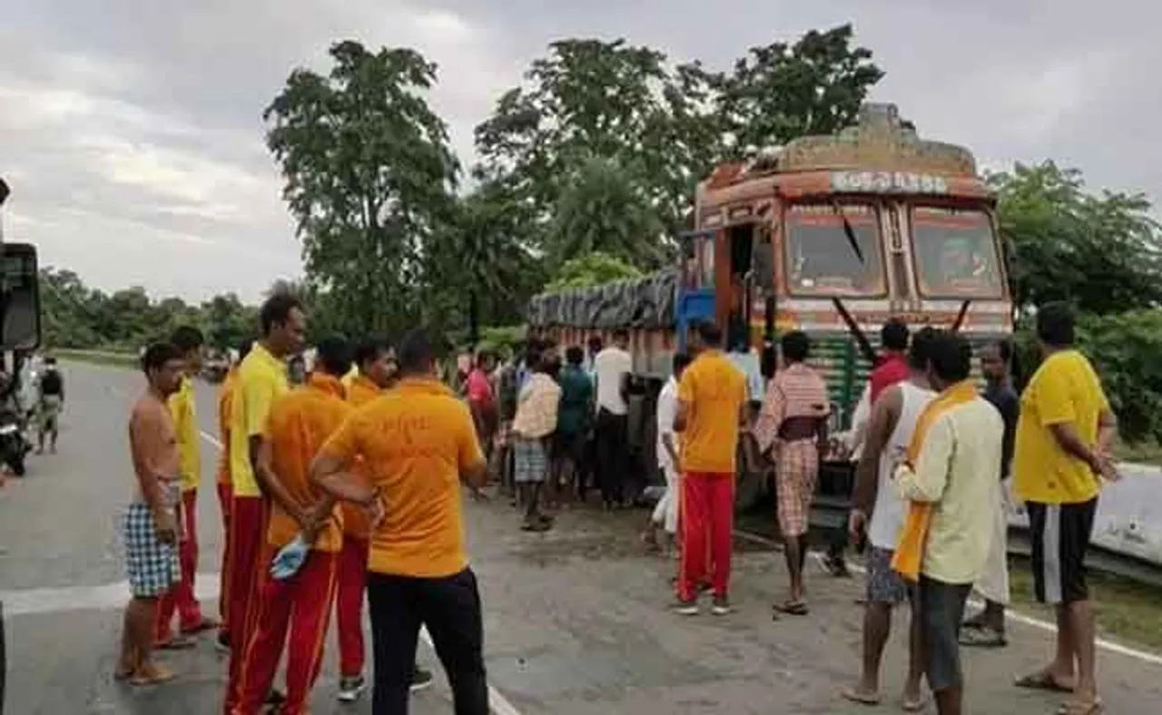 ବାଇକ୍‌ ଉପରେ ବସିଥିଲେ ଯୁବକ, ଘୋଷାରି ନେଲା ଟ୍ରକ୍‌