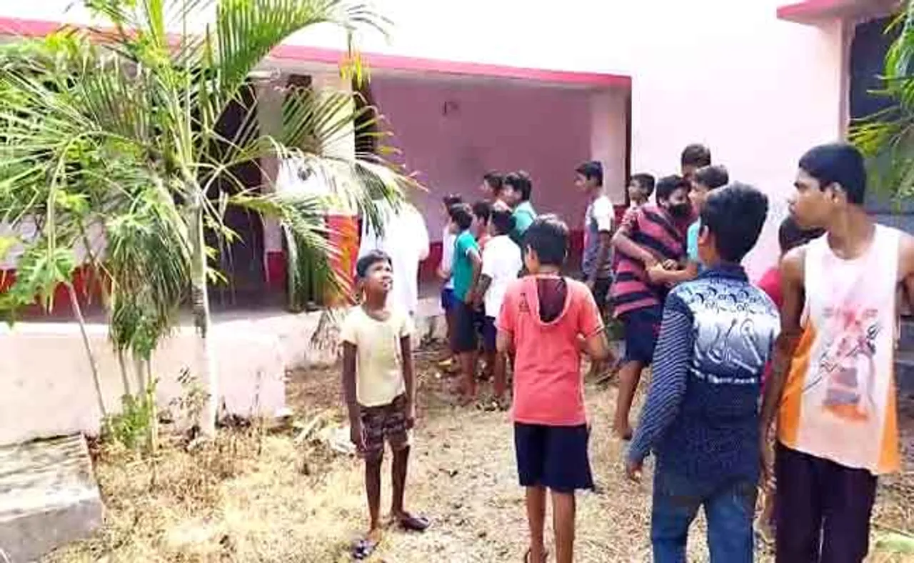 ପୋଷାକ ପାଇଁ ଶିକ୍ଷକଙ୍କୁ ତାଲା ପକାଇଲେ ଛାତ୍ରଛାତ୍ରୀ