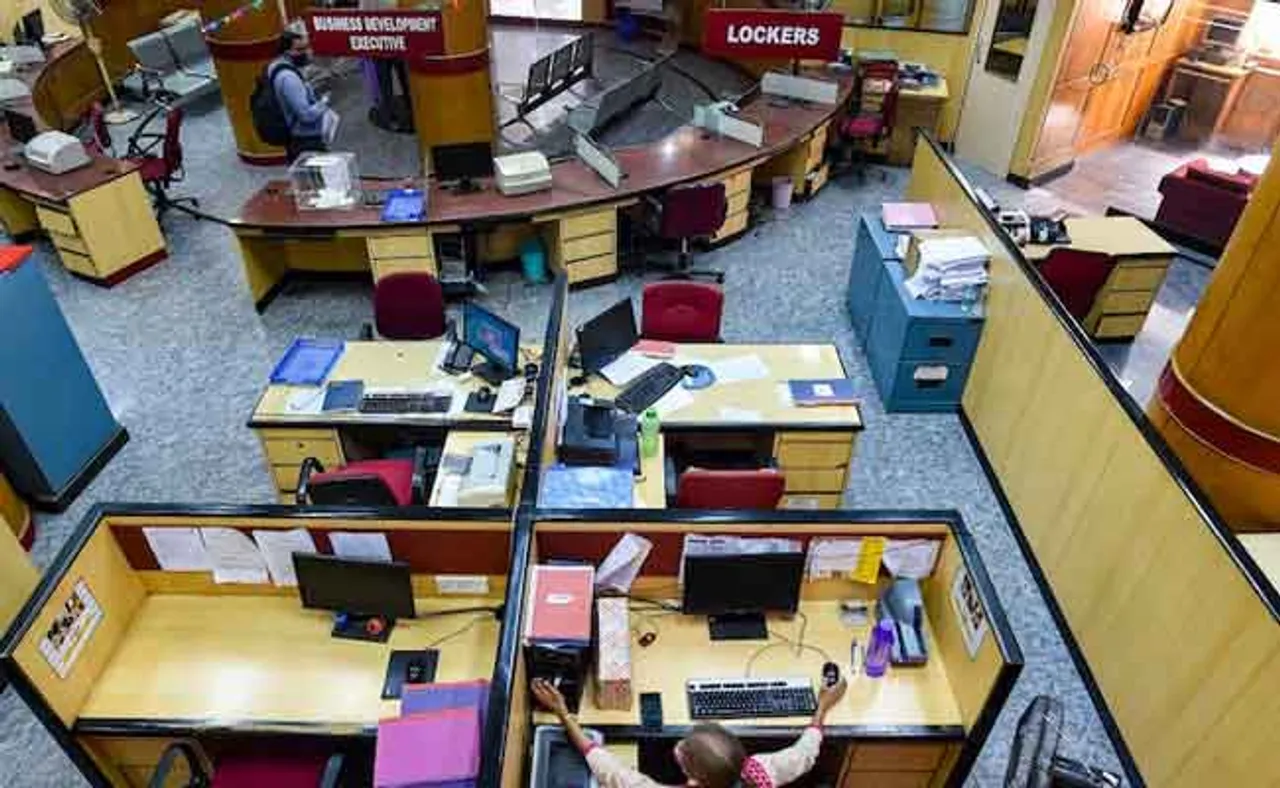 ବ୍ୟାଙ୍କ କର୍ମଚାରୀଙ୍କ ପାଇଁ ଖୁସି ଖବର: ୩୦ରୁ ୩୫ ହଜାର ଟଙ୍କା ଯାଏ ମିଳିବ ପେନସନ