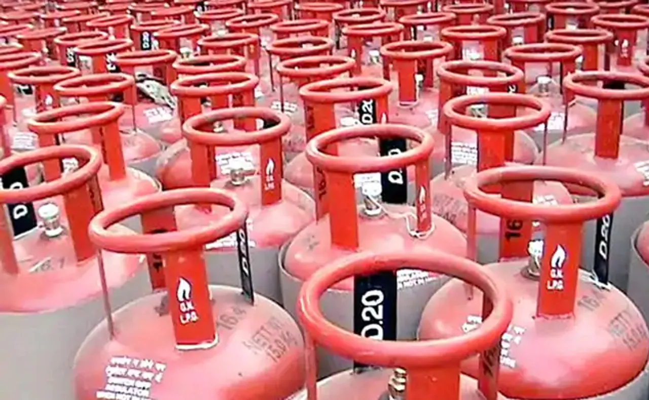 ଖାଉଟିଙ୍କ ଉପରେ ମହଙ୍ଗା ମାଡ଼: ଆଉ ୨୫ ଟଙ୍କା ବଢ଼ିଲା ଏଲପିଜି