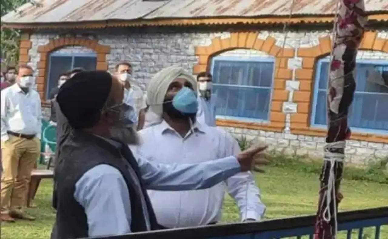 ମୃତ ଆତଙ୍କବାଦୀର ବାପା ଉଡ଼ାଇଲେ ତ୍ରିରଙ୍ଗା, ଗାଇଲେ ଜାତୀୟ ସଙ୍ଗୀତ