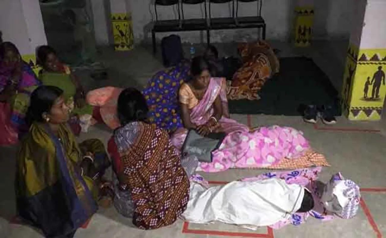 ଟିକା ଲାଗି ରାତି ଅନିଦ୍ରା: ଜୋତା, ଛତା ଓ ଇଟା ରଖି ଧାଡ଼ି ଲଗାଇଲେ