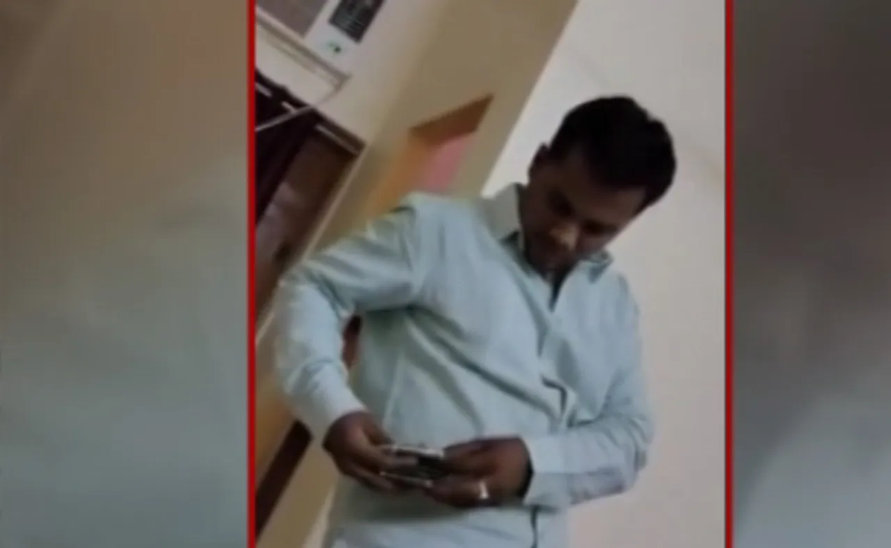 ‘ମୁଁ ସବ୍‌ଇନ୍ସପେକ୍ଟର ଥିବା ବେଳେ ଏହାଠୁ ଅଧିକ ନେଉଥିଲି’, ଭିଡିଓ ଭାଇରାଲ